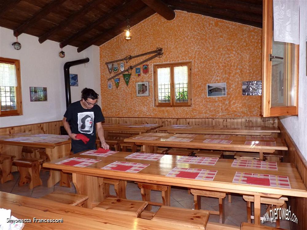 17 Una rustica sala da pranzo e....JPG